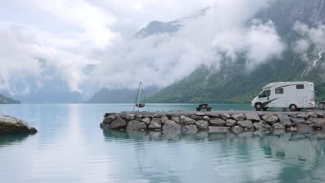 Viajes-De-Vacaciones-Familiares-En-Vehículos-Recreativos,-Viajes-De-Vacaciones-En-Autocaravana.-Hermosa-Naturaleza-Paisaje-Natural-De-Noruega.